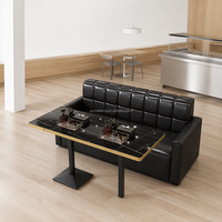 Ensemble de banquettes et table de restaurant en cuir noir capitonné, table en pierre frittée et base en fonte pour mobilier de salle à manger