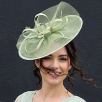 Accessoire de cheveux créatif en forme de nœud, en sinamay importé, coiffe de mariée unique ornée de plumes, idéal pour les mariages, les banquets et les bals de promo