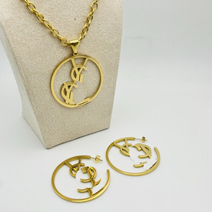 Juego de Joyería de Acero Inoxidable de Marca de Diseñador para Mujer, Venta al por Mayor de Fábrica, Collar y Aretes de Oro de 18k, Resistentes al Agua, PVD, para Fiesta - Product Image 1