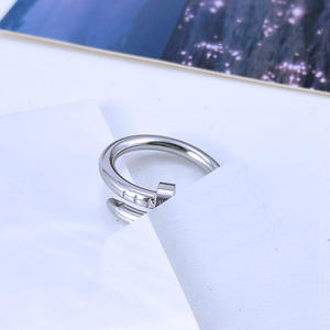 Bague d'amour classique en acier inoxydable pour femmes et hommes, bague clou dorée - Product Image 2