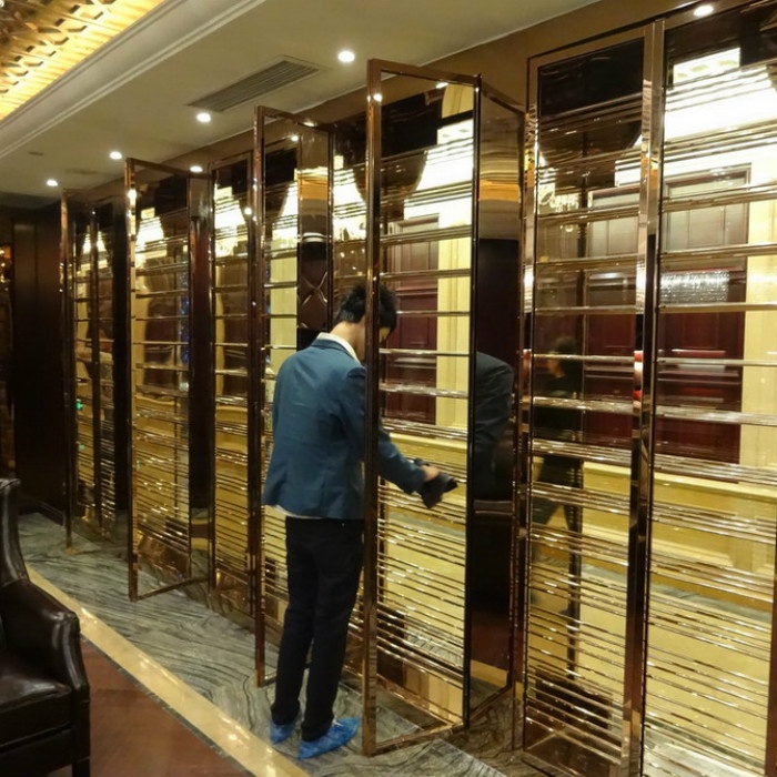 Высококлассная Винная стойка на заказ со стеклянной панелью и металлической рамой