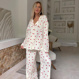 Pijamas por Atacado para Mulheres Conjunto de Roupa de Dormir Conjunto de Pijama Feminino de Duas Peças com Estampa de Coração - Product Image 2