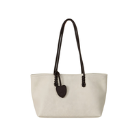 Sac à bandoulière en cuir de vachette pleine fleur, style luxe discret, design intemporel ouvert pour l'été, pour femme, collection boutique européenne