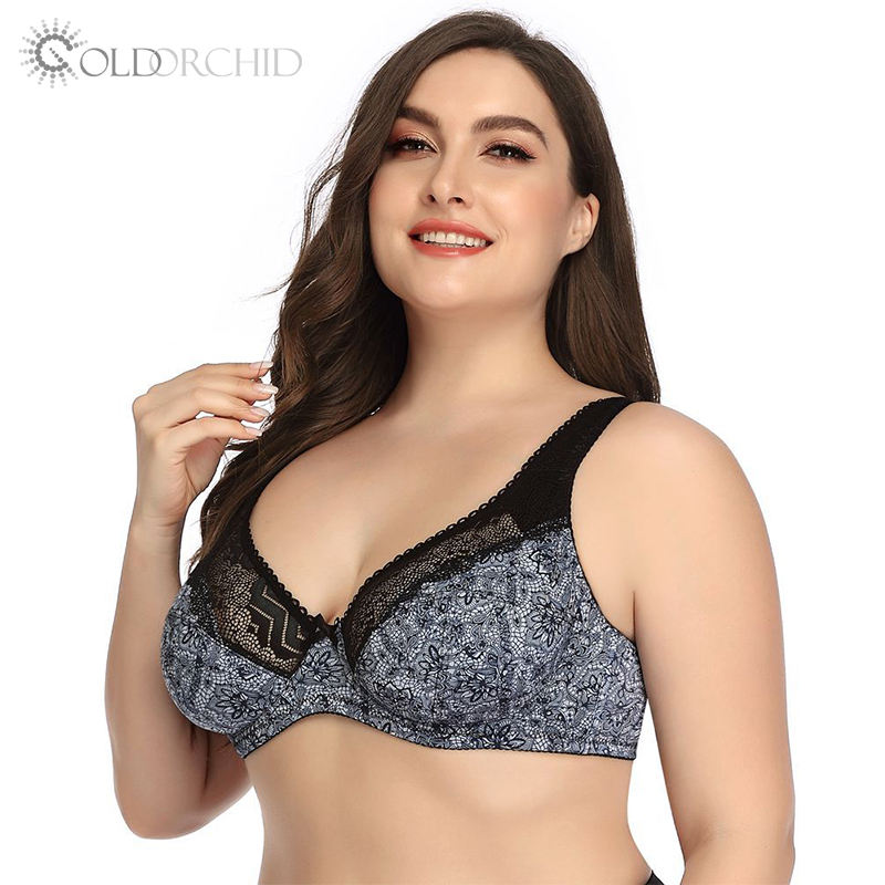 Шәуетпен жабылған трусикидегі жопа Ол шампан бөтелкесін анусқа жабыстырды.