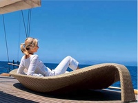 Chaise longue de luxe moderne et imperméable en rotin tressé en forme de feuille pour jardin, plage, piscine et cour d'hôtel