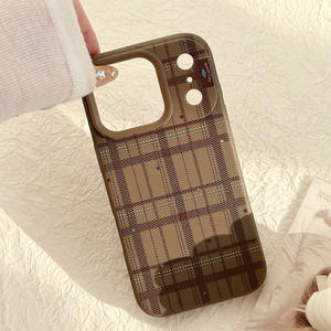 Coque souple vintage à carreaux britanniques avec grandes perforations, protection intégrale antichoc pour iPhone 17 Pro Max - Product Image 4