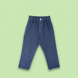 Pantalones vaqueros azul oscuro que ofrecen un aspecto elegante, un ajuste cómodo y libertad de movimiento para niños activos. - Product Image 1