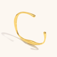 Dingran elegante 18K chapado en oro ondulado curvado brazalete de acero inoxidable hecho en fábrica con personalización para mujeres estilo de moda