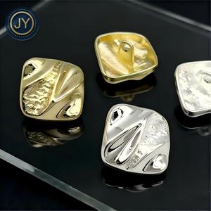 <span class=keywords><strong>Bouton</strong></span> en métal Zamak personnalisé avec logo de la marque JINYU, motif personnalisé, <span class=keywords><strong>bouton</strong></span> irrégulier en <span class=keywords><strong>or</strong></span> pour vêtements, costume - Product Image 1