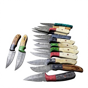 Cuchillo de Hoja Fija con Punta Caída de Acero de Damasco, Mango de Madera Pakka Azul, Dureza 58-60, Garantía de 3 Años, Personalizable para Caza - Product Image 2