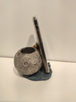 Échantillon gratuit porte-cellule en résine poly design astronaute homme de l'espace avec lune porte-stylo artisanal en résine pour la décoration de bureau