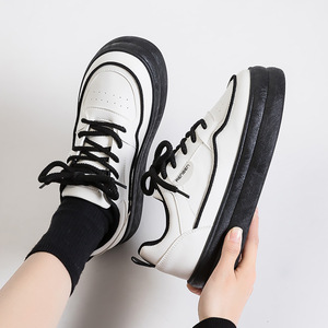 Chaussures blanches polyvalentes à bout rond - Chaussures pour enfants, un style très vendu avec semelles épaisses, adaptées pour l'école et les tenues décontractées. - Product Image 4