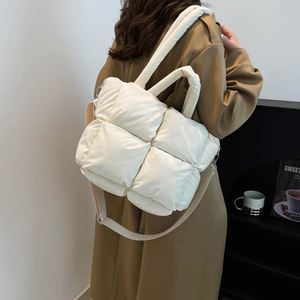 Sac fourre-tout matelassé pour femme, très tendance, en nylon résistant à l'eau, sacs à main gonflés d'été avec bandoulière, logo personnalisé, 10 couleurs disponibles - Product Image 2