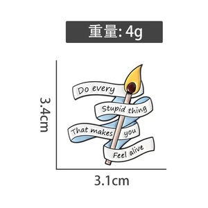 Spilla in Metallo Personalizzata con Citazione '<span class=keywords><strong>Fai</strong></span> Ogni Cazzata che Ti <span class=keywords><strong>Fai</strong></span> Sentire Vivo' in Lega di Zinco con Design a Fiammifero - Product Image 5