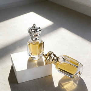 Flacon pulvérisateur carré en verre avec bouchon en forme de couronne plaqué or et argent irrégulièrement décoré, flacon vintage pour parfum bois de santal - Product Image 5