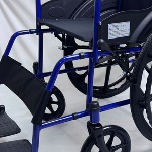 Silla de ruedas manual KY811A azul brillante anticaídas para ancianos y discapacitados, tipo empuje, con estructura de acero. - Product Image 1