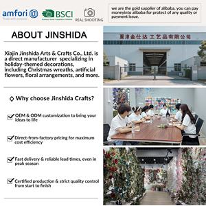 Arrangement <span class=keywords><strong>de</strong></span> table <span class=keywords><strong>de</strong></span> Noël avec baies rouges, décorations artificielles <span class=keywords><strong>de</strong></span> pin en feuilles persistantes dans un <span class=keywords><strong>pot</strong></span> en <span class=keywords><strong>toile</strong></span> <span class=keywords><strong>de</strong></span> <span class=keywords><strong>jute</strong></span> pour une présentation festive - Product Image 5