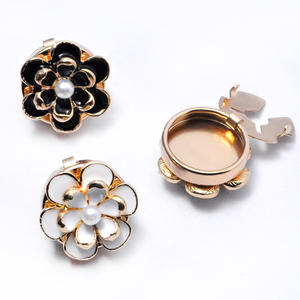 Bottoni a Clip con Fiore di Perle all'Ingrosso per Decorazione Camicie, Gemelli Decorativi - Product Image 1