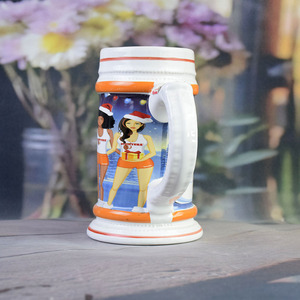 Jarra de Cerveza Navideña Hooters Happy Hooterdays - <span class=keywords><strong>Taza</strong></span> de Cerámica con Temática Festiva - Product Image 3