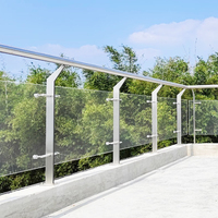 Balustrade en verre et acier inoxydable moderne sur mesure pour balcon avec poteaux à lame, installation facile, fixation au sol