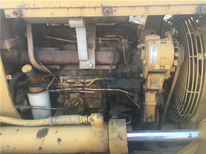 Bulldozer Caterpillar D3C d'occasion 2023, moteur 90 CV, capacité de bulldozing 8,6 m, chenilles avec composants essentiels et moteur, bon état - Product Image 6