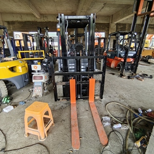 Offre Spéciale – Chariot Élévateur Mini Toyota d'Occasion à Prix Abordable, 3 Tonnes, Hauteur de Levage 4,5m, Moteur d'Origine, Bon État, Années 2018-2023 - Product Image 4
