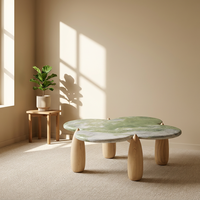 Table basse de salon au design unique avec plateau en marbre vert et pieds en bois de frêne, combinaison de luxe pour hôtel