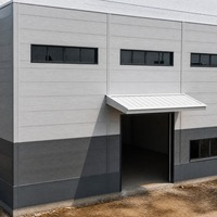 Complexe d'entrepôts préfabriqués, bâtiment à ossature métallique, usine, centre de stockage et de logistique avec route centrale