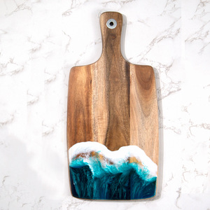 Planche à découper de cuisine en bois unique avec finition vague océanique personnalisée, résine époxy bleue - Product Image 1