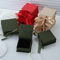 Boîte d'emballage magnétique carrée pour bijoux, boucles d'oreilles et colliers, modèle cinquante, boîte cadeau en carton avec ruban