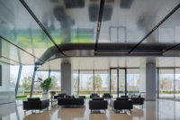 Bureau de personnel moderne à plan ouvert avec panneau de séparation, poste de travail modulaire pour espace des employés