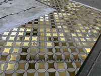 Nouveau design de mosaïque en marbre jet d'eau incrustation de métal doré et de carrelage mural en laiton
