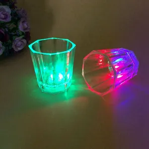 แก้วน้ำพลาสติกทรงสี่เหลี่ยมมีไฟกะพริบแก้วช๊อตแก้วเครื่องดื่มใช้สนุกมีไฟ LED