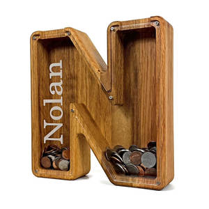 Salvadanaio in Legno Ecologico con Lettere Inglesi Personalizzate, Stampa Serigrafica e Colore Naturale del Legno - Product Image 5