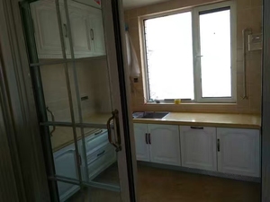 Ensemble d'armoires de cuisine en L sur mesure avec armoires supérieures en verre et plan de travail en pierre, design moderne blanc, directement de l'usine - Product Image 3