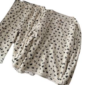 Pull à manches longues doux et confortable pour femmes avec col rond à pois épaissi Ensemble chaud décontracté pour rester à la maison - Product Image 5