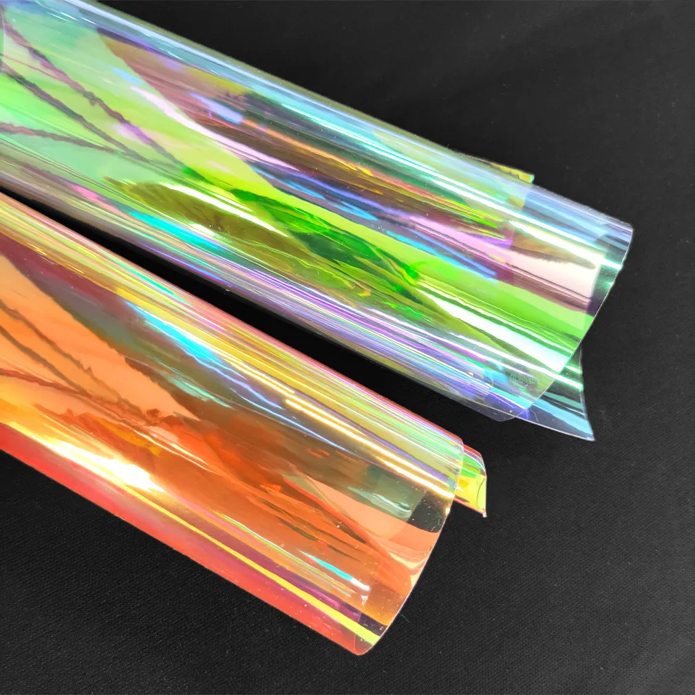 中国レインボーPVCフィルムプラスチックロール透明PVC虹色フィルムボウクラフト傘バッグホログラフィックPVC 0.4mm