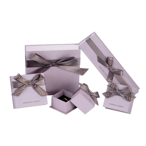 Boîte en papier kraft personnalisée à bas prix pour l'emballage de <span class=keywords><strong>bijoux</strong></span>, d'artisanat et de montres - Finition mate, ruban, estampage, laminage, usage industriel - Product Image 1