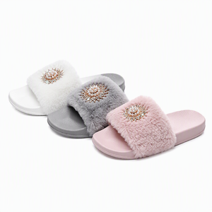 Pantoufles d'intérieur personnalisées OEM pour femmes, en fourrure douce, à bout ouvert, avec ornements en strass, perles et motif soleil - Product Image 2