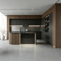 Ensemble d'armoires de cuisine modernes de luxe sur mesure, îlot en contreplaqué cannelé incurvé, évier, éclairage LED, finition mate foncée, robinet sans poignée, charnière