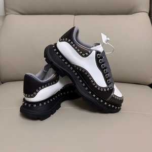 Chaussures de marche luxueuses de haute qualité avec clous noirs et blancs, imperméables et antidérapantes, adaptées à toutes les saisons. - Product Image 4