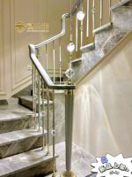 Rampe d'escalier de villa Copper Mansion, garde-corps de luxe léger, colonnes modernes minimalistes en alliage aluminium-magnésium haut de gamme