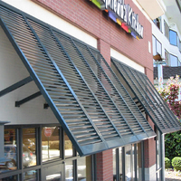 Stores verticaux électriques modernes en alliage d'aluminium sur mesure pour extérieur, persiennes solaires architecturales, design extérieur durable, faciles à nettoyer