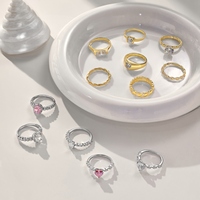 Bague de promesse fine à trois griffes avec pierre centrale en forme de cœur et accents gradués, personnalisable en petite série avec logo, pour fabricants de bijoux, vente en gros