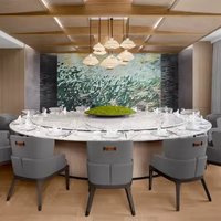 Ensemble de table ronde de banquet pour hôtel haut de gamme, plateau en marbre avec plateau tournant et chaises en tissu