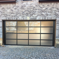Puerta de Garaje de Estilo Clásico OUNA con Aspecto de Madera y Ventanas Decorativas, Construcción de Acero y Aluminio, Sistema Automático