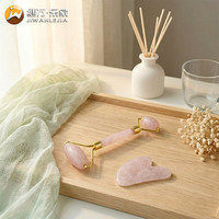 Set Roller Gua Sha Kristal Mawar Kuarsa Pemutih Wajah Harga Pabrik Jiwan Lejia dengan Batu Berbentuk Hati Merah Muda
