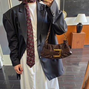 Sac fourre-tout plissé en cuir souple Kobidou noir avec boucle magnétique, sac à bandoulière pour usage quotidien, collection automne 2025 - Product Image 4