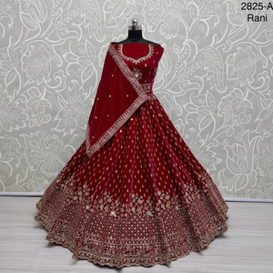 ชุดเลเฮนกาโชลีกำมะหยี่ปักลายดอกไม้สวยงาม สไตล์ลำลองสำหรับเจ้าสาว พร้อมผ้าคลุมไหล่สองชั้น - Product Image 1