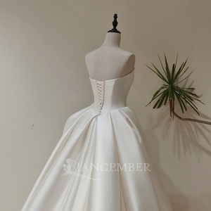 Robe de mariée sirène/trompette moderne et minimaliste LY110 en dentelle ivoire avec appliques florales en cristal et volants, coupe échancrée, pour cérémonies à la chapelle - Product Image 6